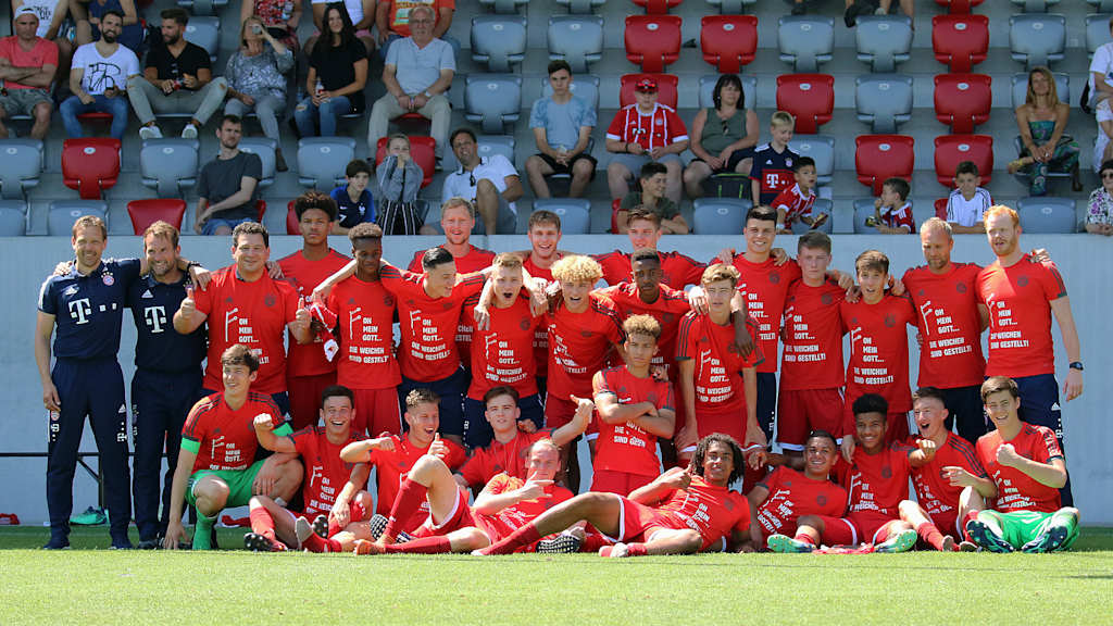 Die U17 des FC Bayern posiert für das Siegerfoto zur Süddeutschen Meisterschaft 2018