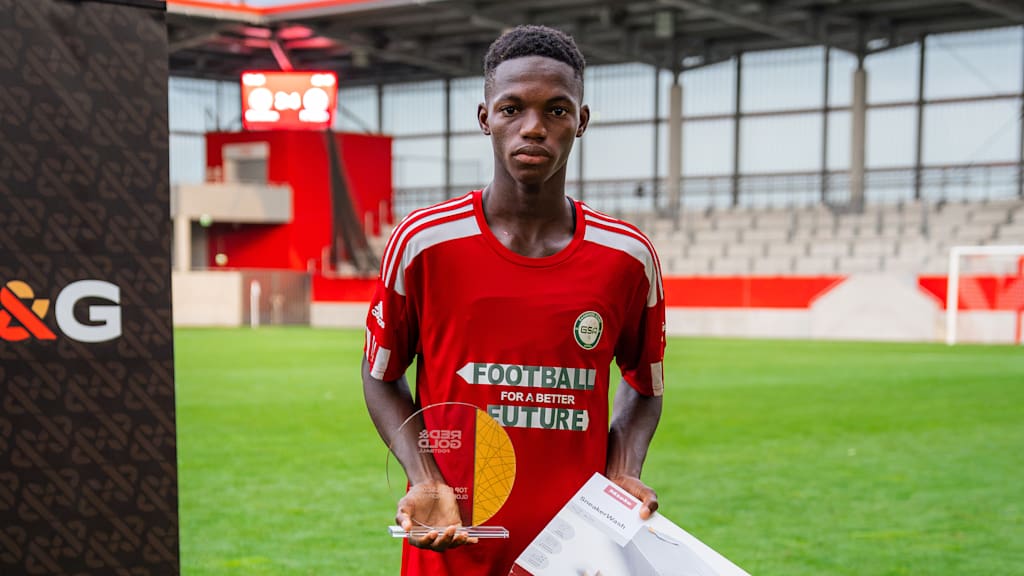 Tijan Demba mit der Trophäe des besten Torschützen in den Händen
