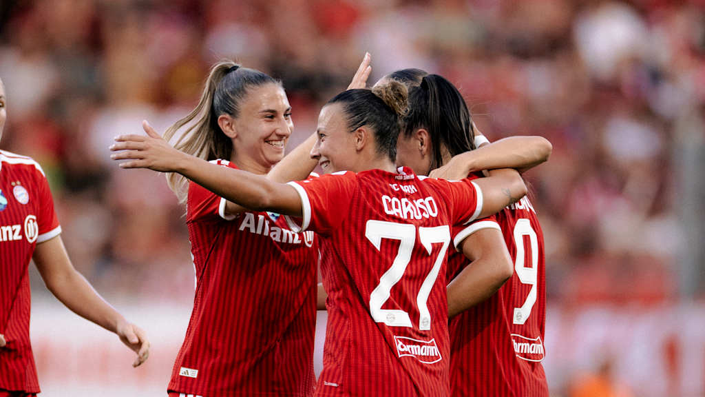 Die FC Bayern Frauen bejubeln ein Tor gegen Wolfsburg.