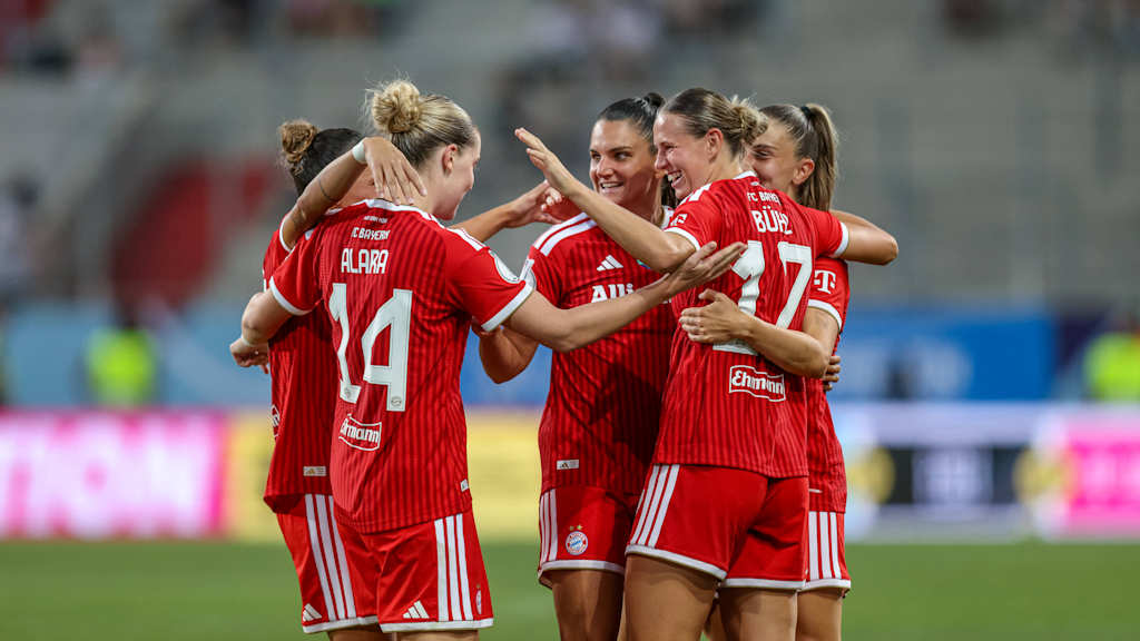 Die FC Bayern Frauen bejubeln ein Tor im Supercup gegen den VfL Wolfsburg.