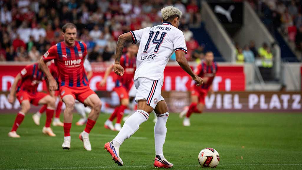 Luis Diaz spielt einen Pass im Spiel gegen Heidenheim