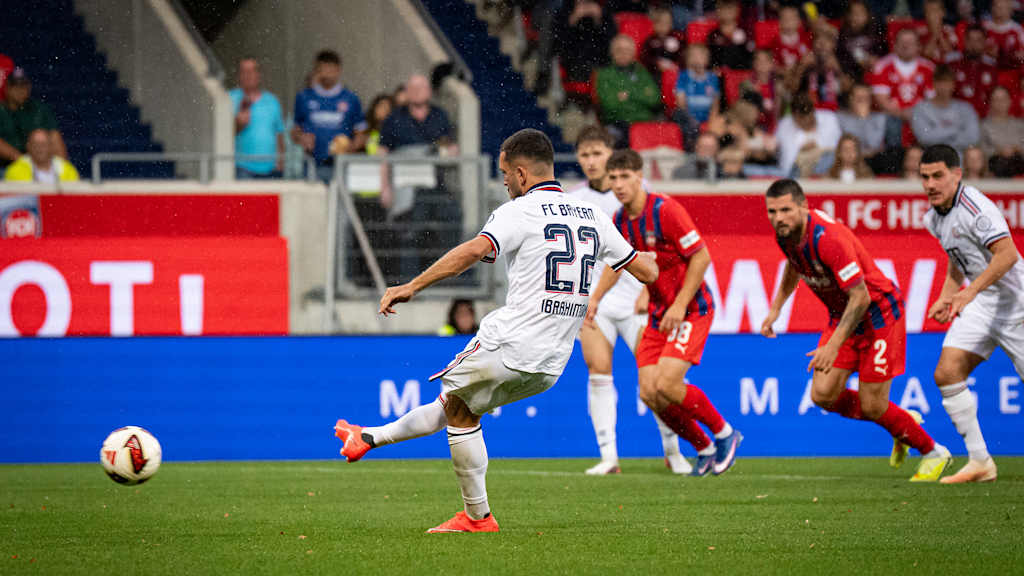 Arijon Ibrahimovic schießt einen Elfmeter gegen Heidenheim und trifft zum 2:2