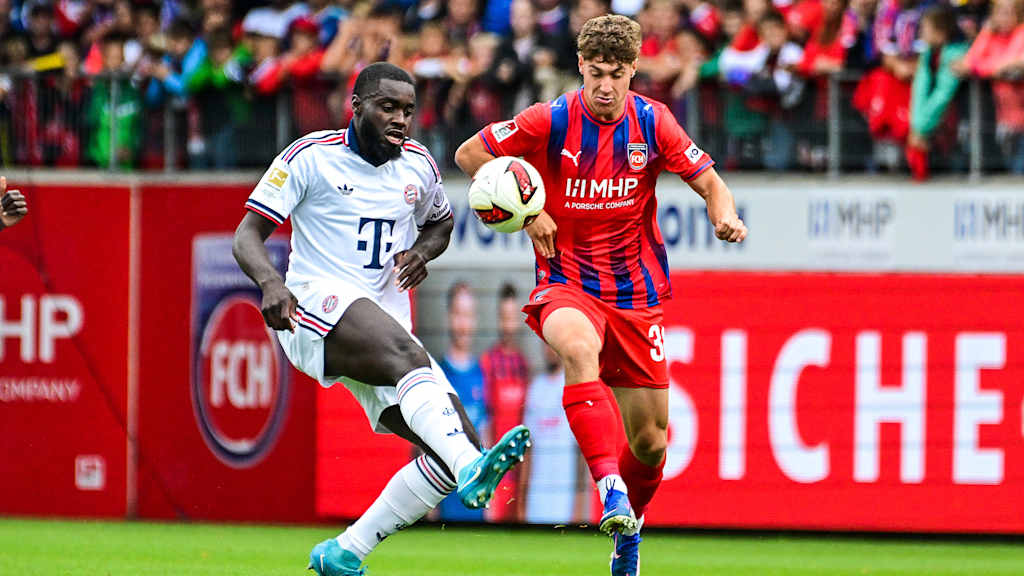 Dayot Upamecano im Testspiel gegen Heidenheim im Zweikampf mit einem Gegenspieler