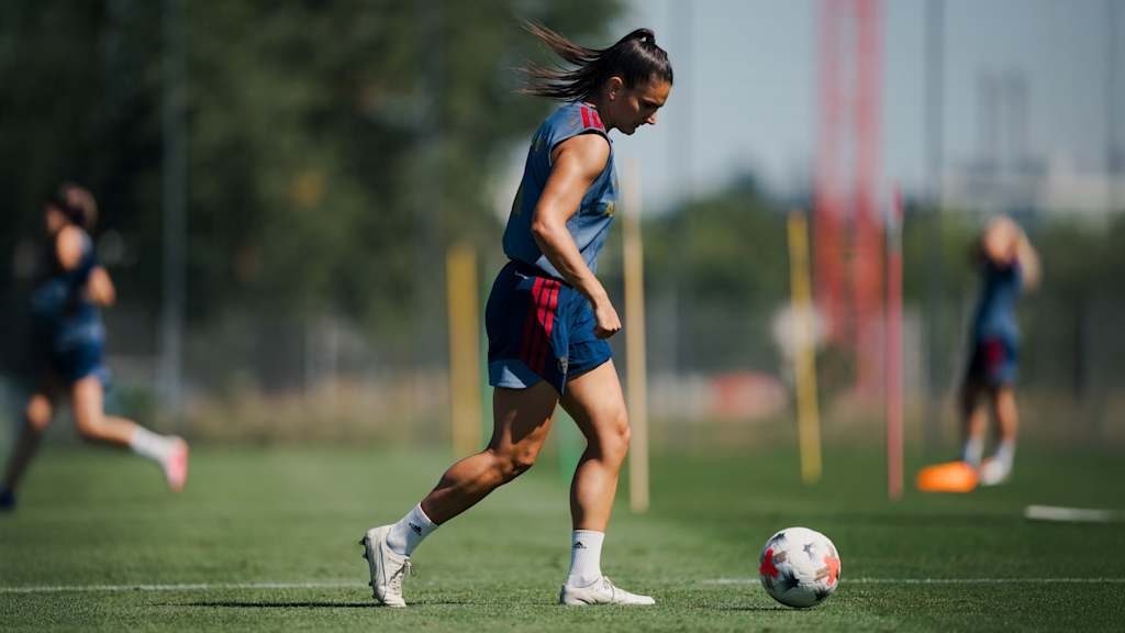 Jovanna Damjanovic dribbelt mit dem Ball im Training