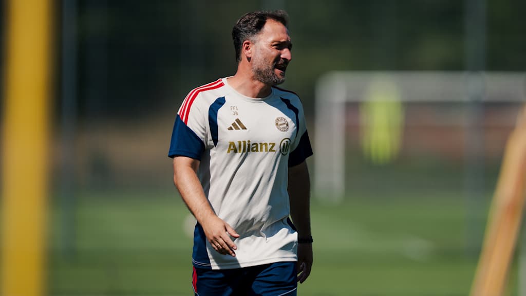 Cheftrainer José Barcala coacht seine Mannschaft im Training