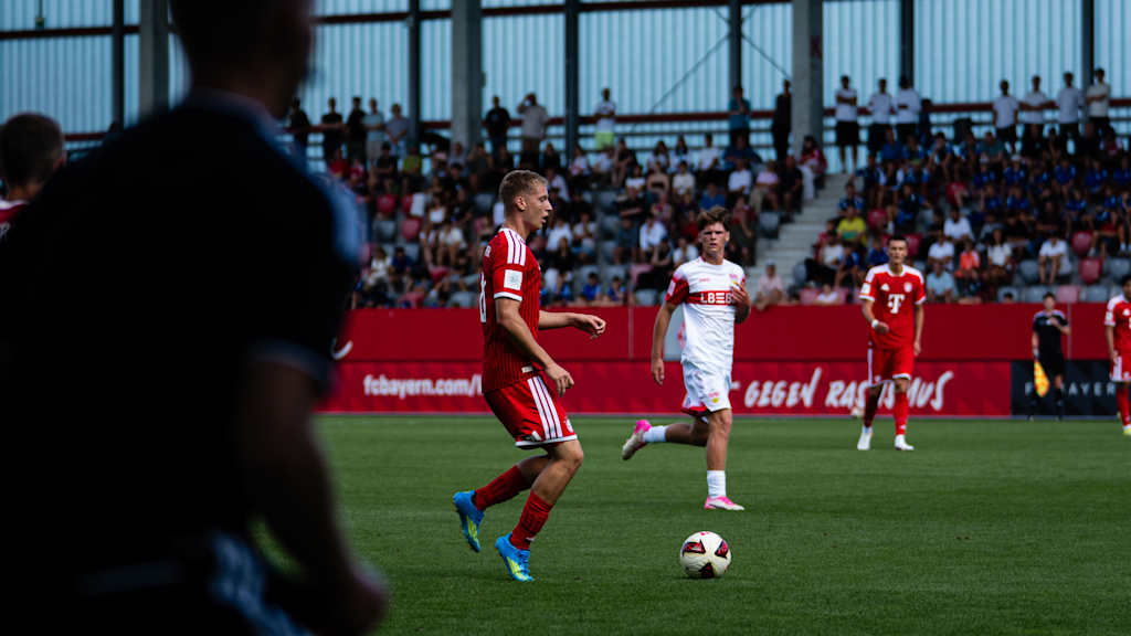 Erblin Osmani dribbelt mit dem Ball