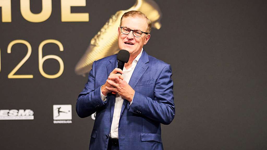 Jan-Christian Dreesen hält eine Rede bei der Verleihung des Goldenen Schuhs an Harry Kane