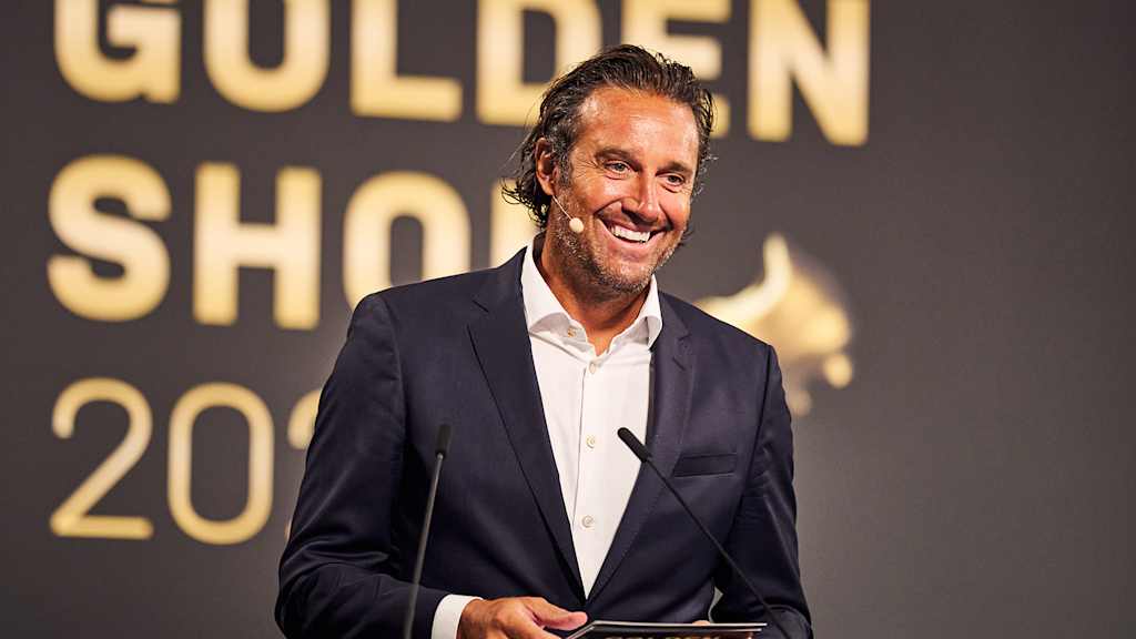 Luca Toni hält eine Laudatio bei der Verleihung des Goldenen Schuhs an Harry Kane