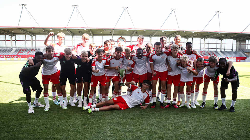Die U15 des FC Bayern posiert mit dem Elite Cup auf einem Siegerfoto.