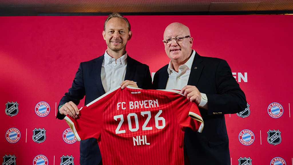 Foto mit Rouven Kasper (Vorstand Marketing und Vertrieb der FC Bayern München AG) und Bill Daly (Stellvertretender Commissioner der NHL)