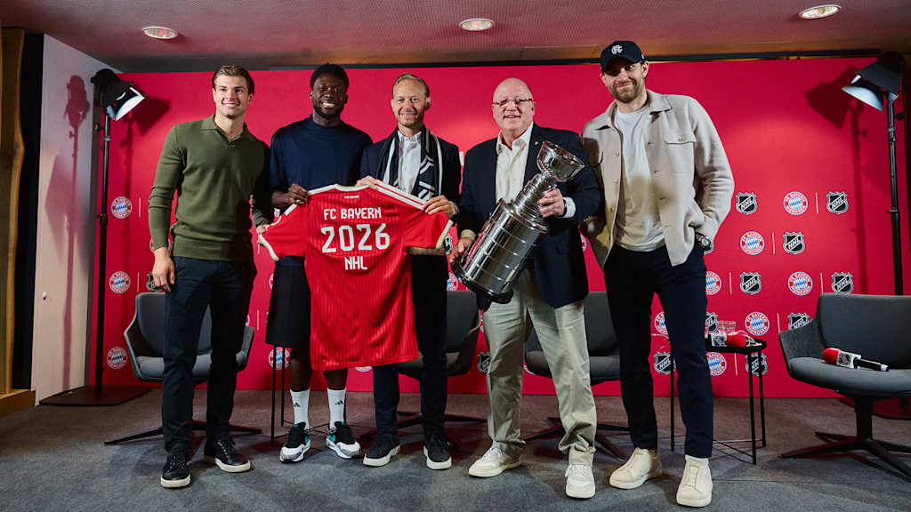 Gruppenfoto mit Rouven Kasper (Vorstand Marketing und Vertrieb der FC Bayern München AG), Bill Daly (Stellvertretender Commissioner der NHL), Alphonso Davies (FC Bayern München), Leon Draisaitl (Edmonton Oilers) und John-Jason Peterka (Boston Bruins)
