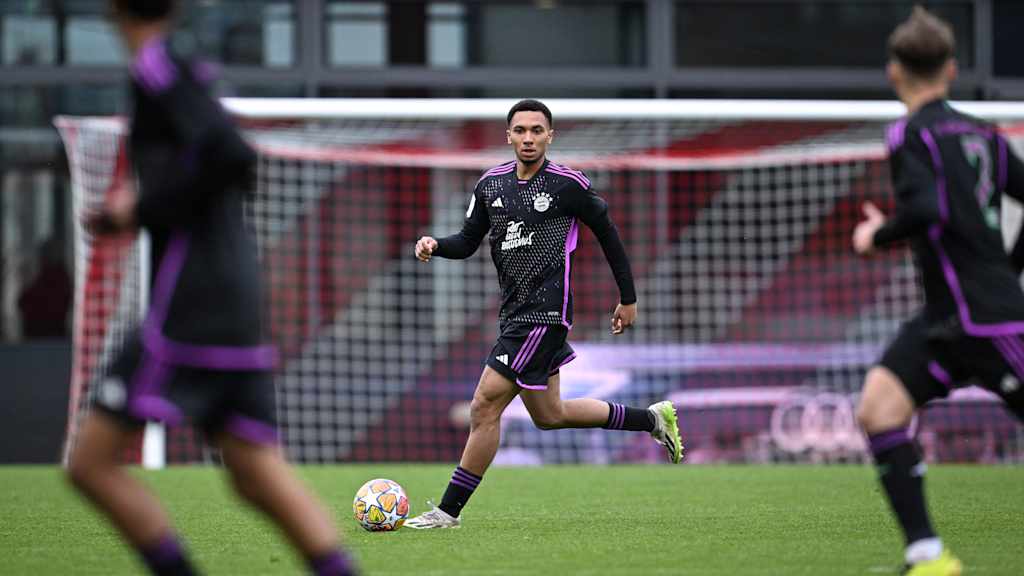 Vincent Manuba dribbelt mit dem Ball.