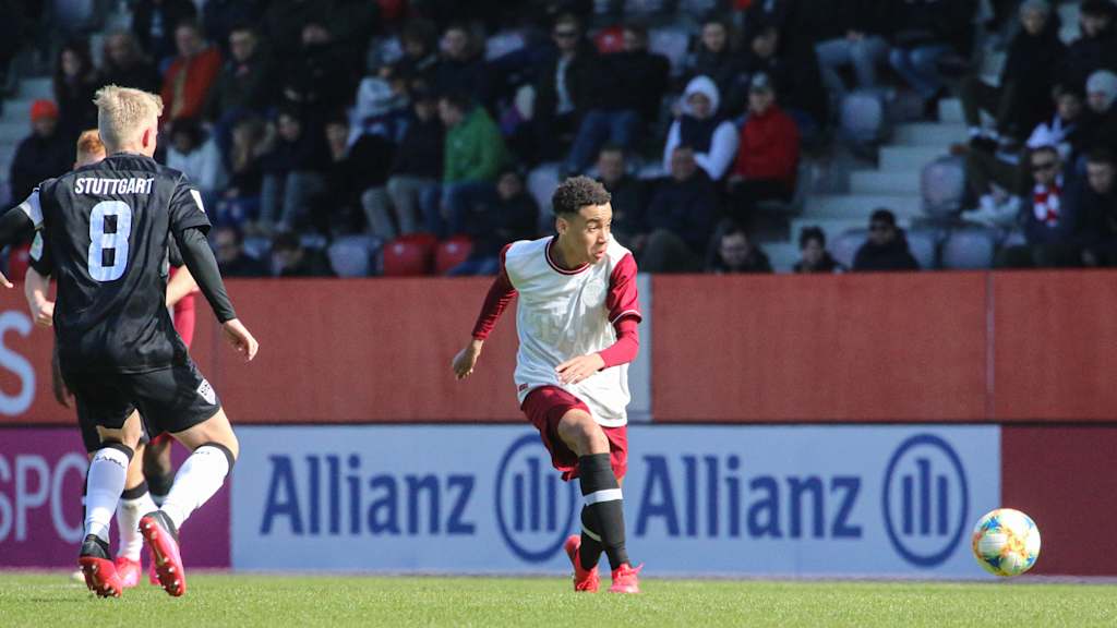 Jamals Musiala dribbelt mit dem Ball.