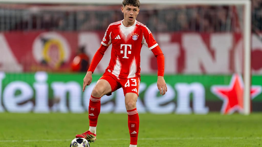 Filip Pavic hat den Ball am Fuß während seines Debüts für den FC Bayern München.