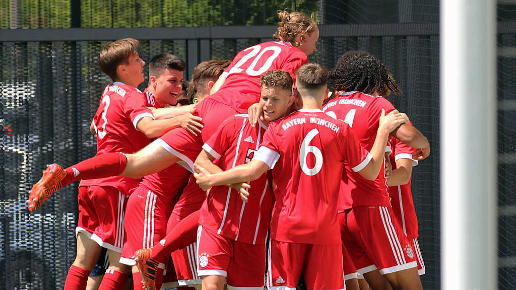 Die U1z des FC Bayern jubelt in einer Traube.