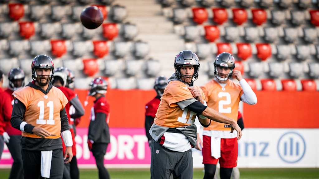 Tom Brady wirft im Training am Campus einen Football.