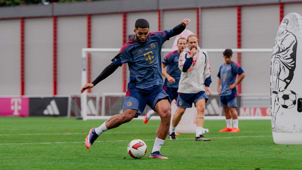 Ismael Saibari schießt im Training des FC Bayern