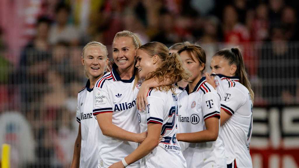 Die FC Bayern Frauen bejubeln den Sieg in Berlin.