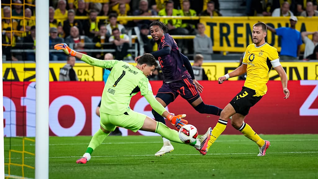 Michael Olise trifft zum 2:0 während des Franz Beckenbauer Supercups 2026 zwischen Borussia Dortmund und dem FC Bayern
