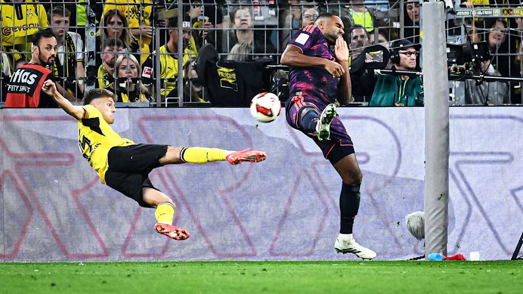 Giannis Konstantelias mit einem Seitfallzieher während des Franz Beckenbauer Supercups 2026 zwischen Borussia Dortmund und dem FC Bayern