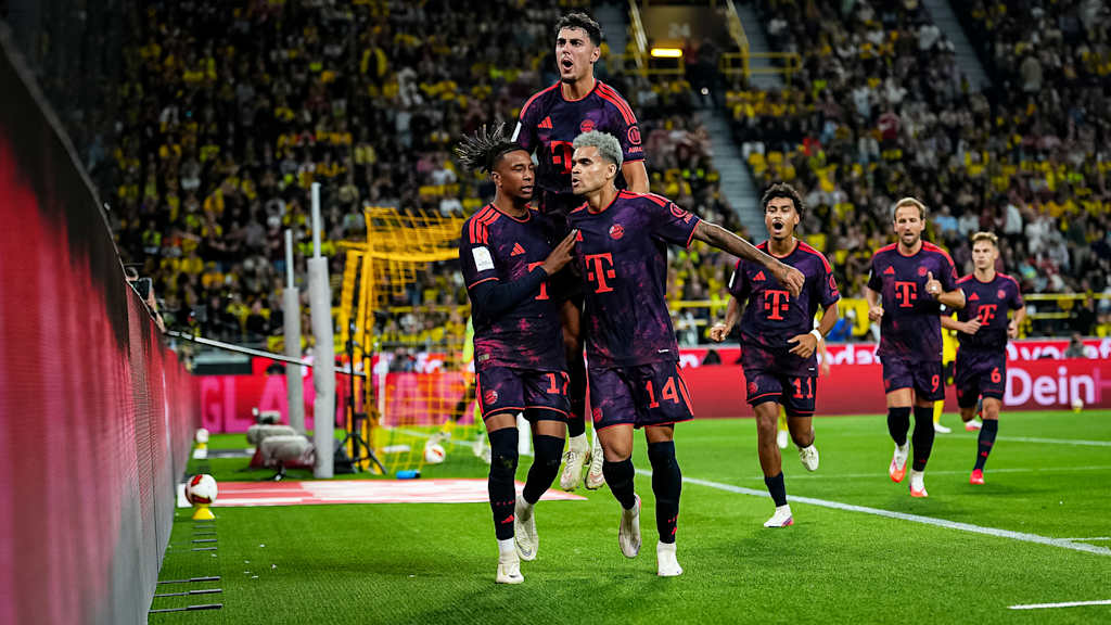 Michael Olise, Luis Díaz und Aleksandar Pavlović jubeln während des Franz Beckenbauer Supercups 2026 zwischen Borussia Dortmund und dem FC Bayern