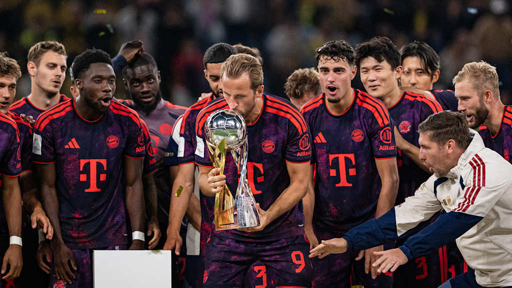 Harry Kane und die Spieler des FC Bayern jubeln mit dem Supercup