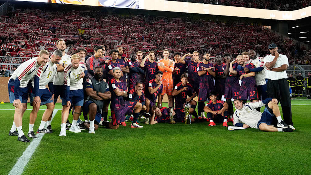Mannschaft und Staff jubeln zusammen vor der Kurve nach dem Gewinn des Franz Beckenbauer Supercups 2026