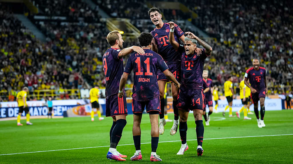 Harry Kane, Nathaniel Brown, Luis Díaz und Co. jubeln während des Franz Beckenbauer Supercups 2026 zwischen Borussia Dortmund und dem FC Bayern