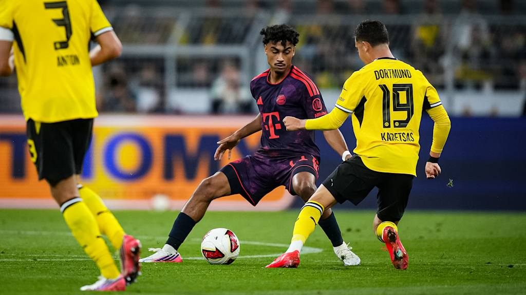 Nathaniel Brown im Zweikampf um den Ball während des Franz Beckenbauer Supercups 2026 zwischen Borussia Dortmund und dem FC Bayern