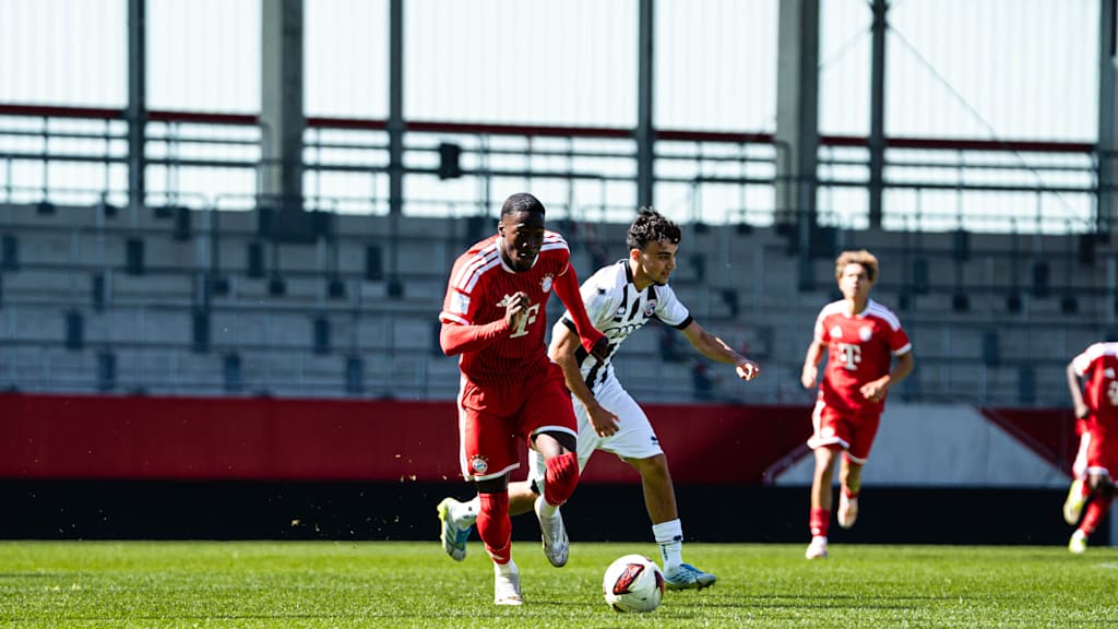 Chris Aaron Afanou legt den Ball am Gegenspieler vorbei.