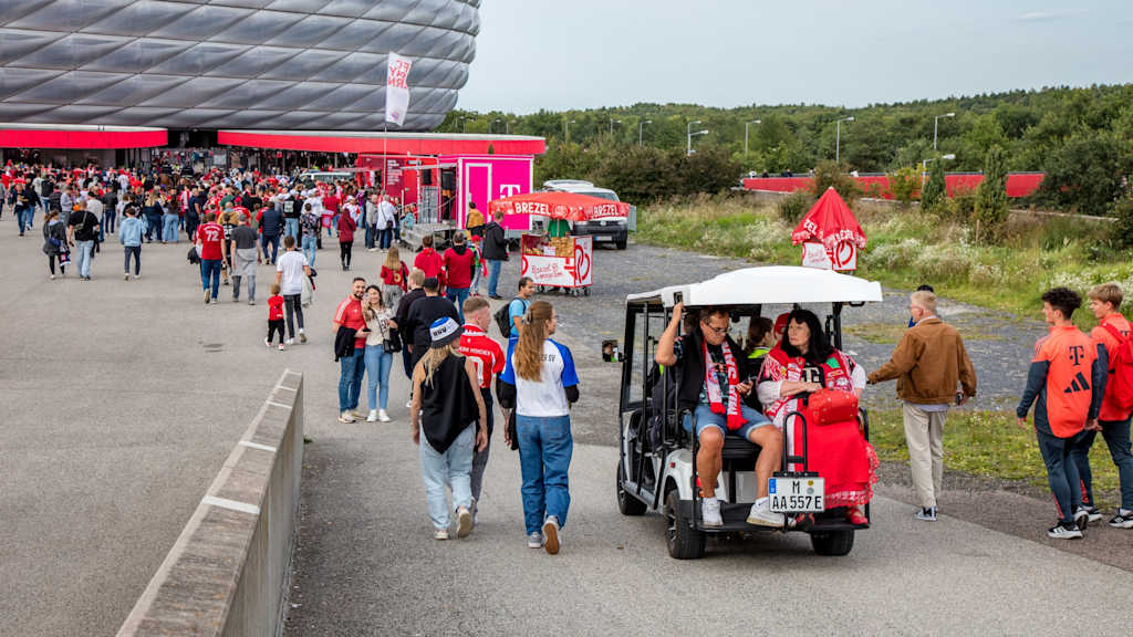 Fahrzeug des Allianz Shuttle Service vor der Allianz Arena bei einem Heimspiel des FC Bayern