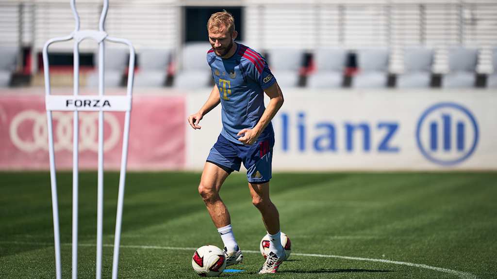 Konrad Laimer dribbelt im Training des FC Bayern