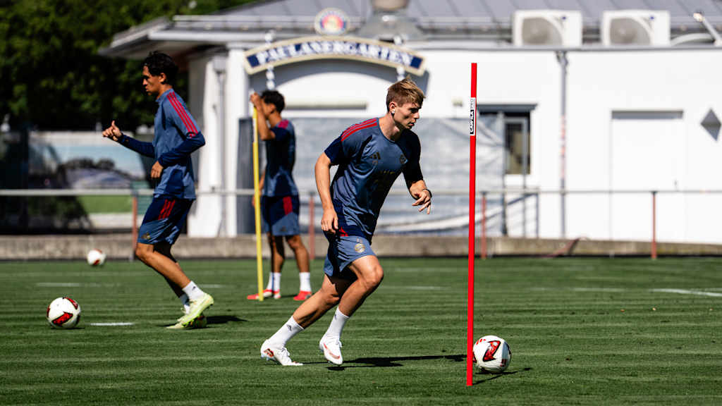 Anton Heinz dribbelt im Training mit dem Ball.