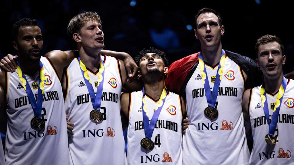 Johannes Thiemann, Moritz Wagner, Maodo Lo, Johannes Voigtmann, Andi Obst, Siegerehrung WM 2023
