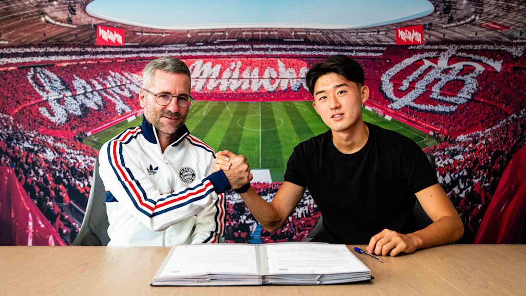 Michael Wiesinger (li.) und Doyeon Kim (re.) machen einen Handshake.
