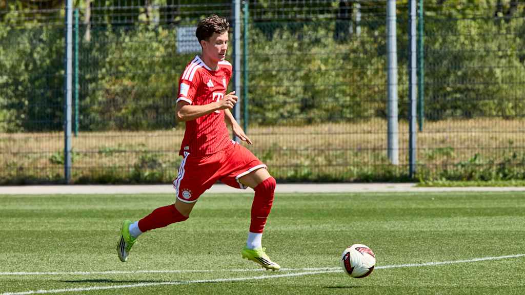 Florent Krasniqi dribbelt mit dem Ball.
