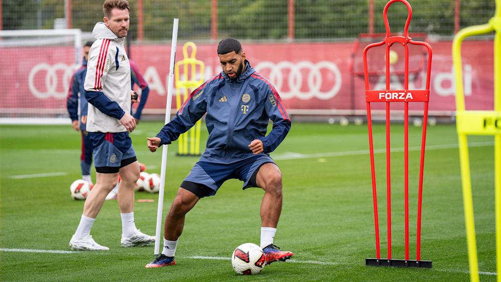 Ismael Saibari am Ball im Training des FC Bayern