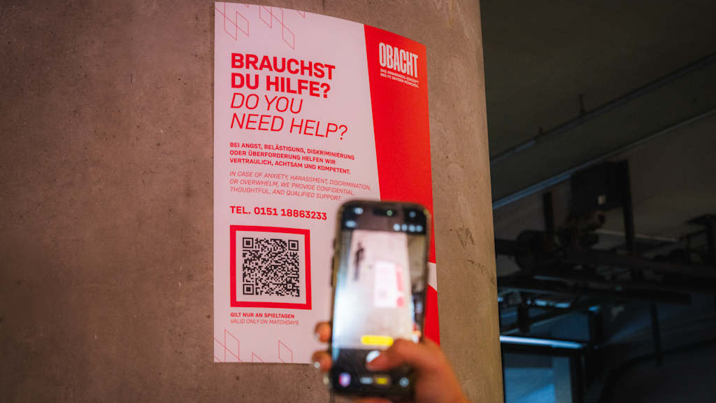 Obacht-QR-Code wird mit einem Handy gescannt