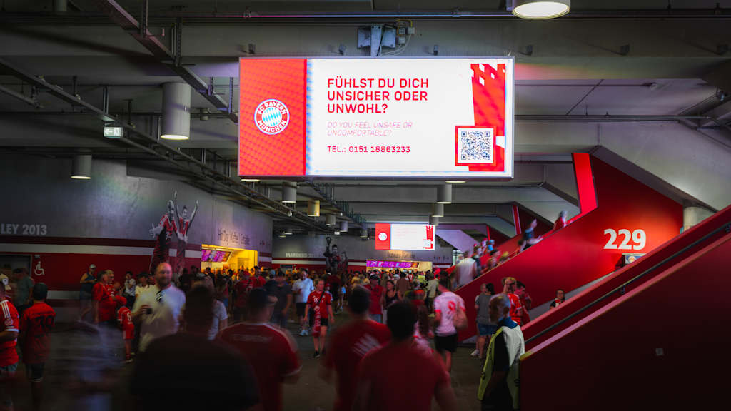 Hinweis auf Obacht auf einem Bildschirm im Umlauf der Allianz Arena