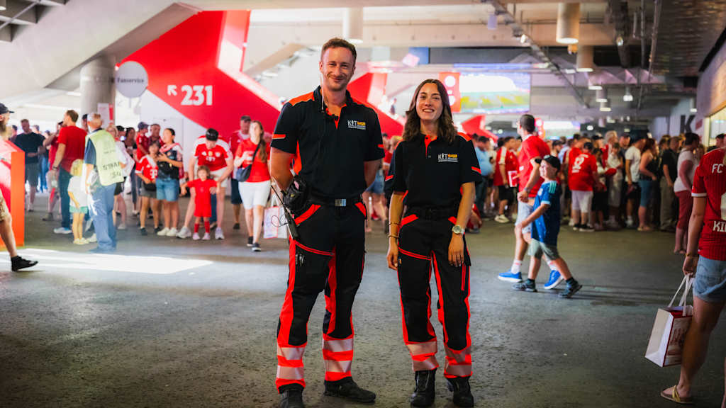 Mitarbeiter des ASB im Umlauf der Allianz Arena