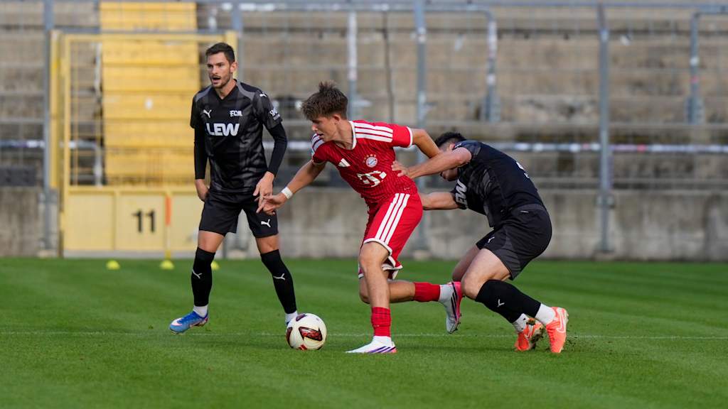 Matouš Srb im Duell mit einem Gegenspieler des FC Memmingen.