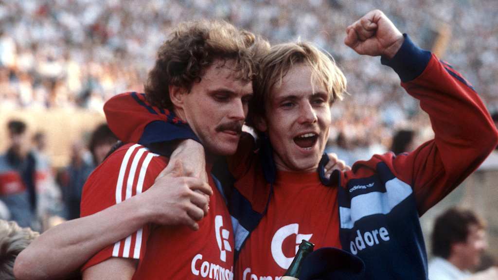 Pokalsieger 1986! Michael Rummenigge mit "Rolando furioso" Wohlfarth.