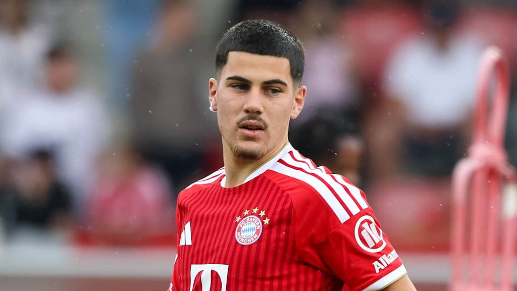 Felipe Chavez im roten FC Bayern Trikot