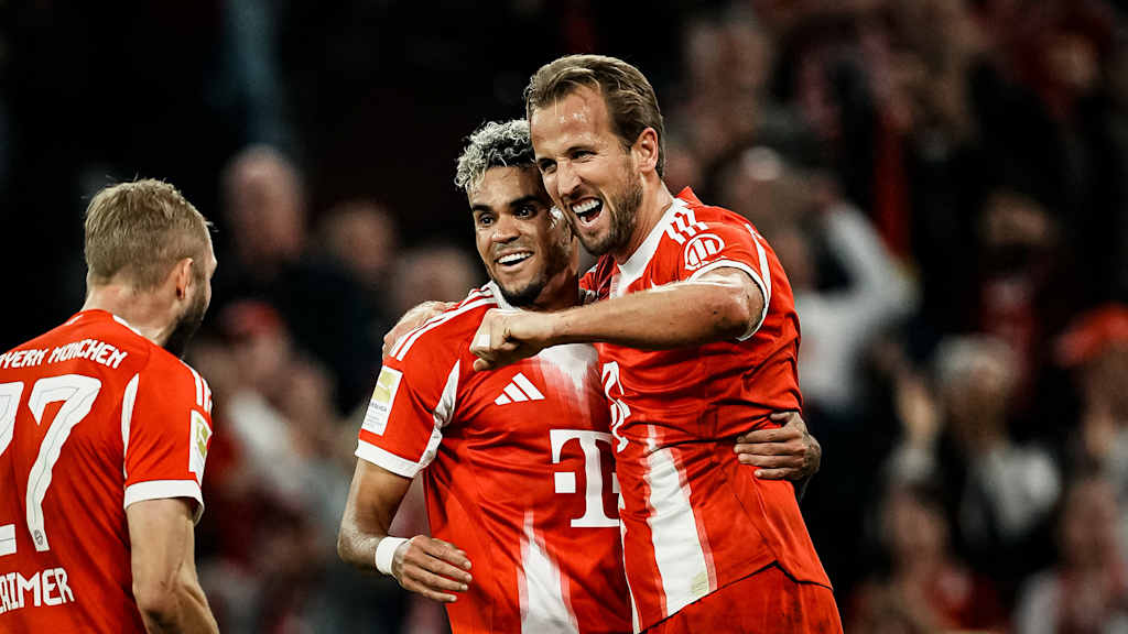 Harry Kane und Luis Díaz jubeln zusammen während des Bundesligaauftakts zwischen dem FC Bayern und RB Leipzig