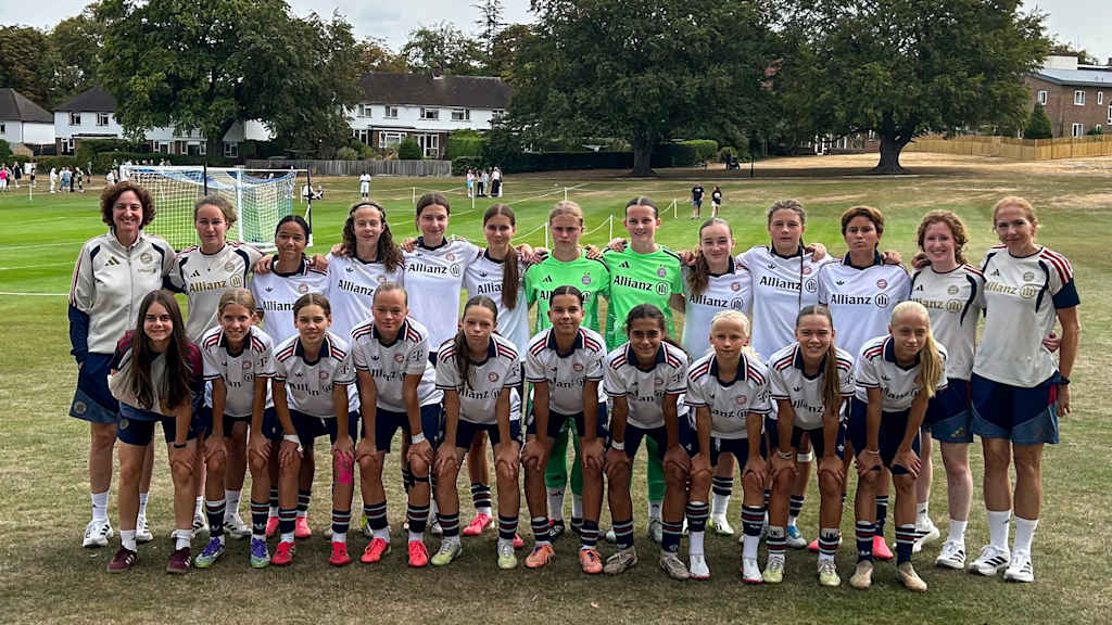 Die U15 Juniorinnen auf einem Mannschaftsfoto mit dem Trainerteam