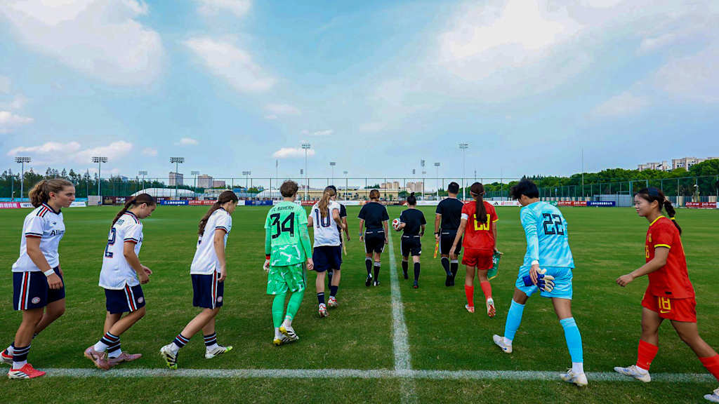 Die U17 des FC Bayern läuft ein vor dem Spiel gegen eine chinesische Auswahl