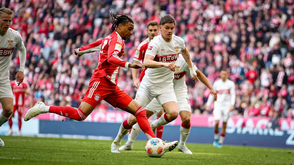Michael Olise mit Ball am Fuß während des Bundesliga-Heimspiels des FC Bayern gegen den VfB Stuttgart