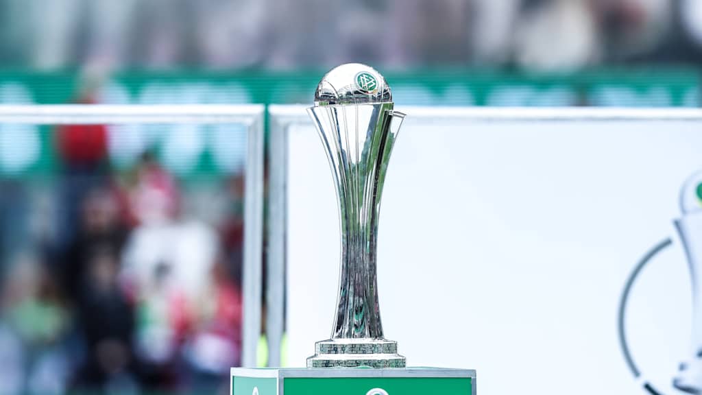 Der DFB-Pokal der Frauen im Zuge des Endspiels in Köln.