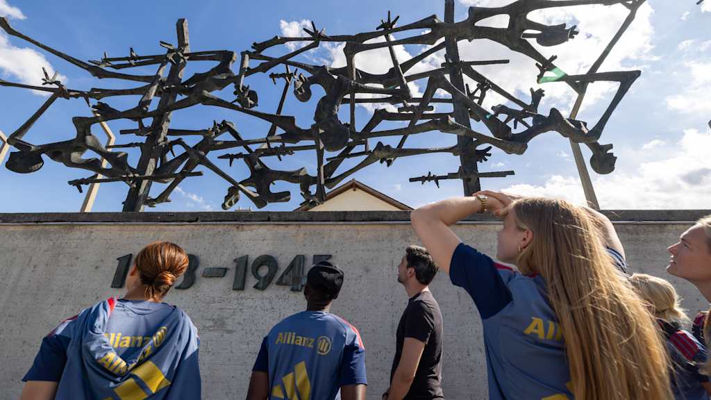 Die FC Bayern Frauen während ihres Besuchs in der KZ-Gedenkstätte in Dachau.