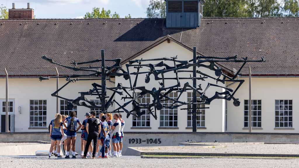 Die FC Bayern Frauen während ihres Besuchs in der KZ-Gedenkstätte in Dachau.